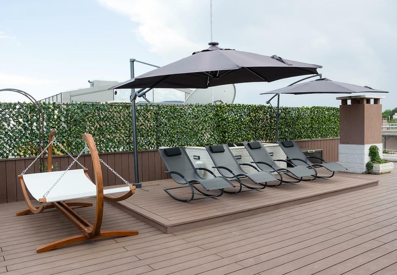 Appartamento Under The Stars - Lux Penthouse With Pool And Terrace By Flat Mаnager Saints Constantine and Helena Esterno foto